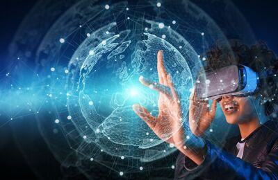 Frau greift nach einer holografischen Darstellung und trägt eine VR-Brille